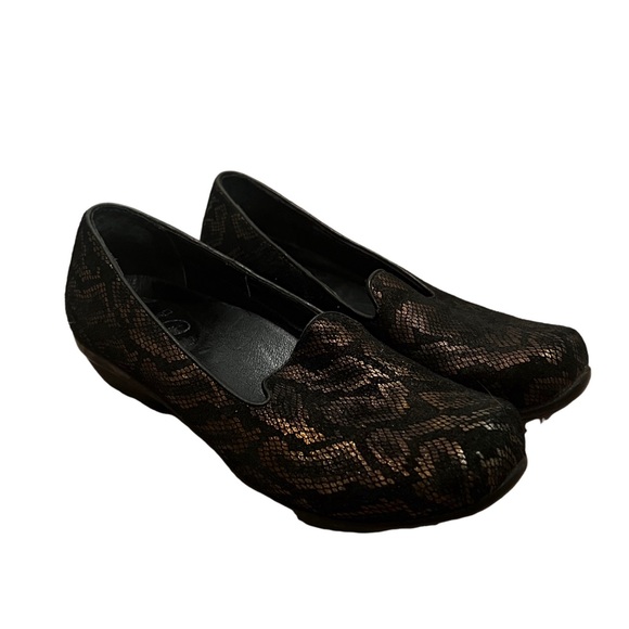 Dansko Olivia Flat Bronze Snake Skin Size 37/ - Picture 3 of 6